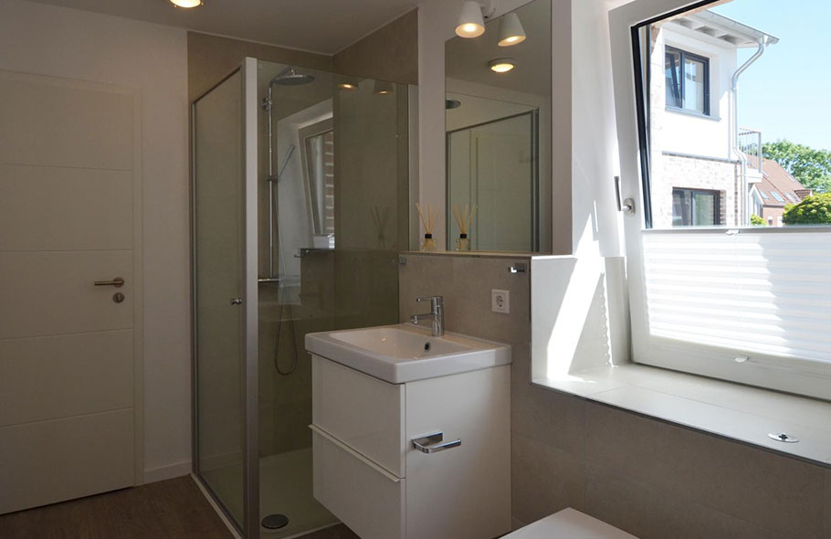 Badezimmer I mit Badewanne, Regendusche, Spiegel, Fön und Handtuchheizkörper